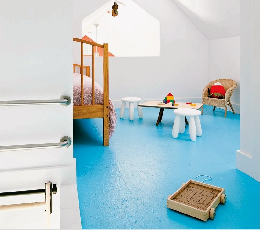 Világos kék ömlesztett padló egy gyermek szobában