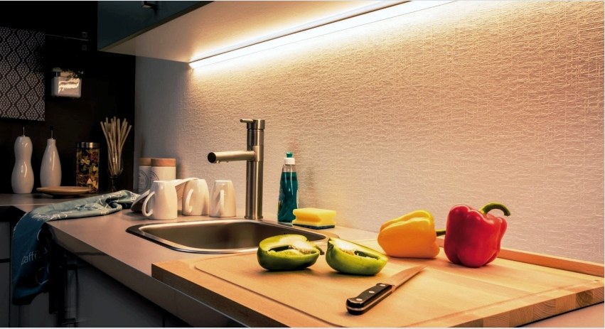 A LED-es háttérvilágítás fontos előnye a tartóssága, a konyhai szalag legalább 14 éve működhet