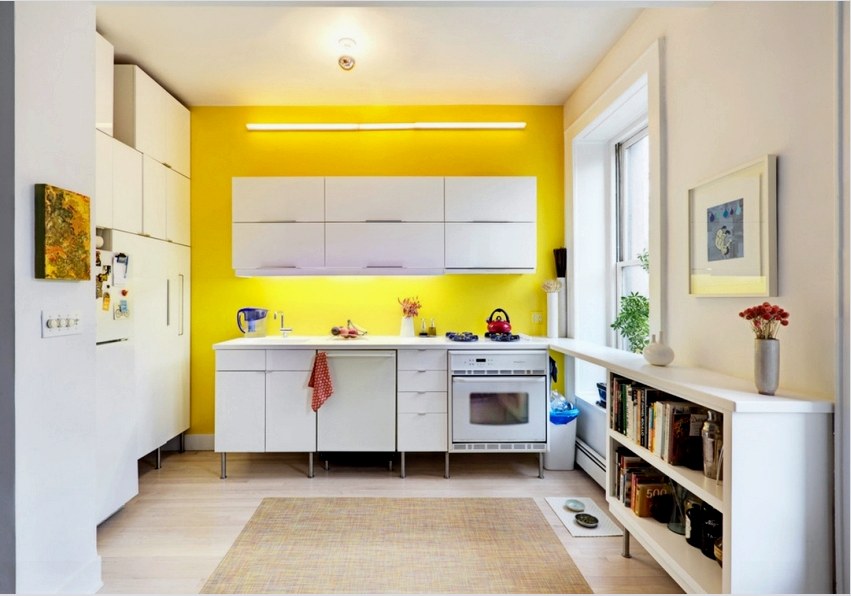 A szekrények alsó szintje alatt a fényforrásnak nem szabad láthatónak lennie, ezért a konyhához vékony és észrevétlen LED-szalag használható.
