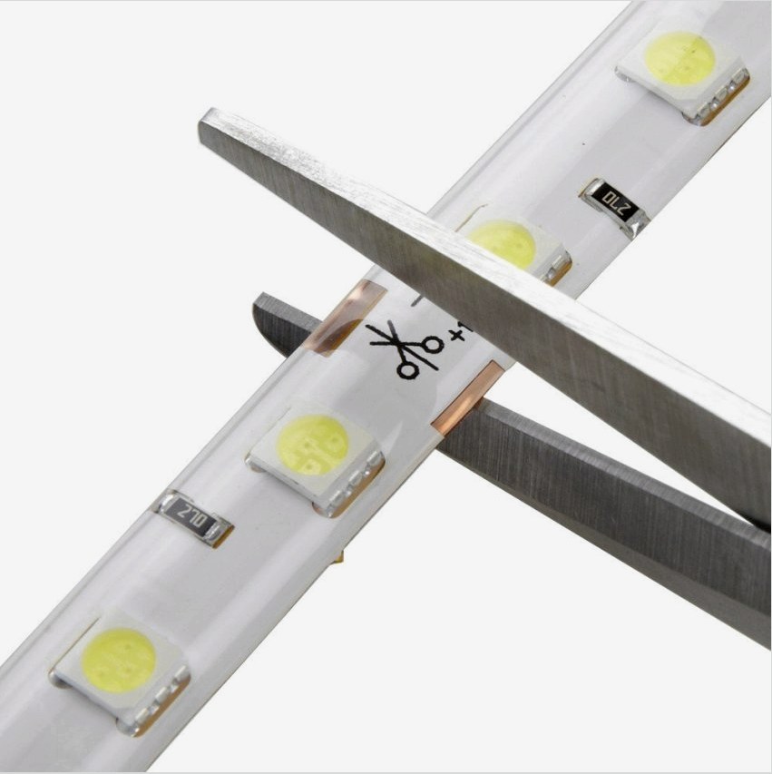 A legkényelmesebb egy LED-szalag vágása ollóval, mivel az alapfelület és a rajta lévő rézpályák vastagsága kicsi