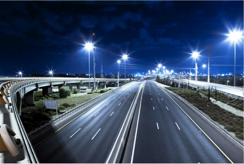 A 80 W-nál nagyobb teljesítményű fényszórókat nagy területek, az út és az autópálya kültéri megvilágításához használják 