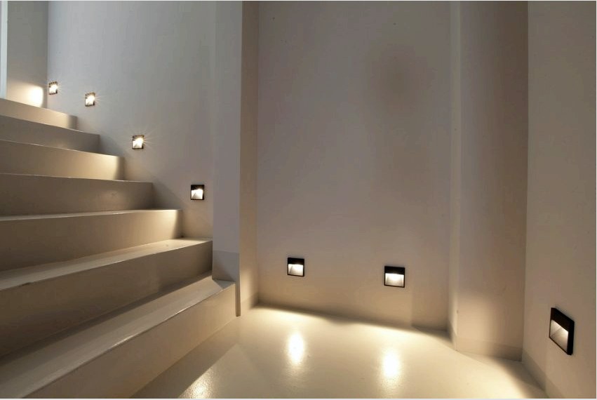 Süllyesztett LED világítás a lépcsőkhöz