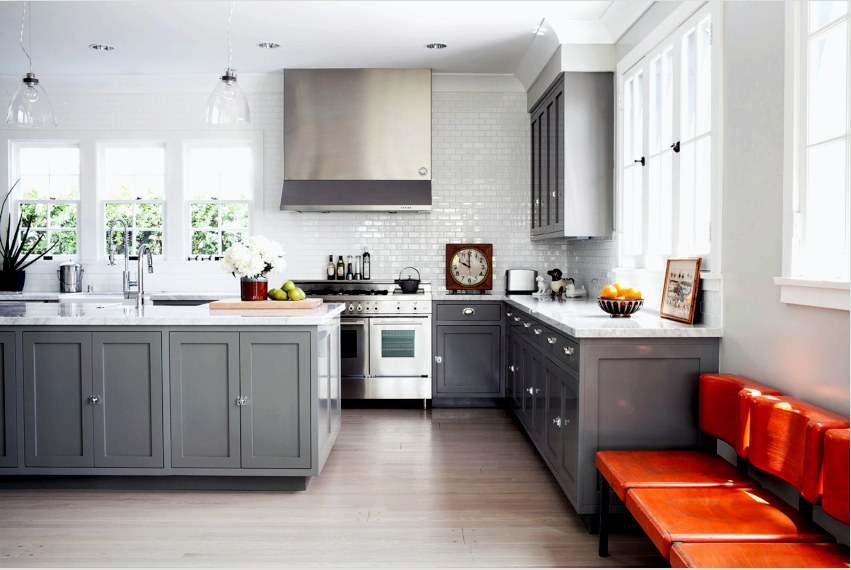 A szürke konyhában kiemelhető a konyhakészlet szokatlan formája és textúrája