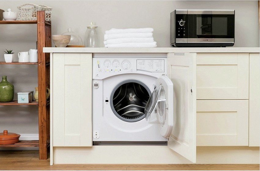 A felszerelés után a mosógép elejét ugyanolyan anyagból készült panel borítja, mint a teljes készlet
