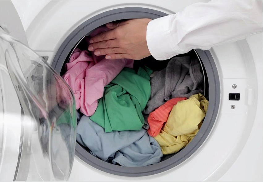 Az Indesit beépített mosógépei akár 5 kg ruhaneműt is elférnek