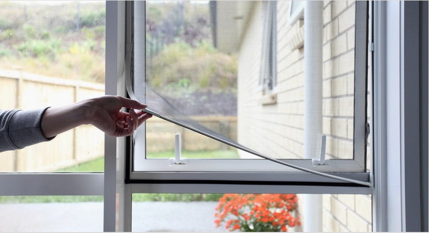 Szúnyoghálók az ablakon: megbízható gát a rovarok és a por ellen