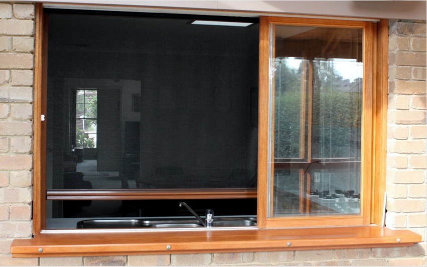 A gördülő szúnyogháló egyszer be van építve az ablakba, és szükség esetén használható