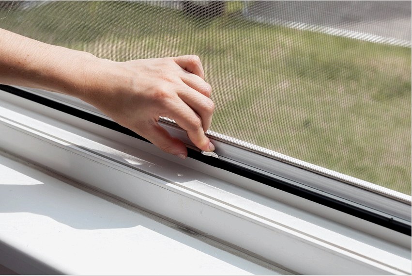 Szúnyogháló felszerelésekor a lényeg az, hogy biztosan illeszkedjen az ablakkerethez