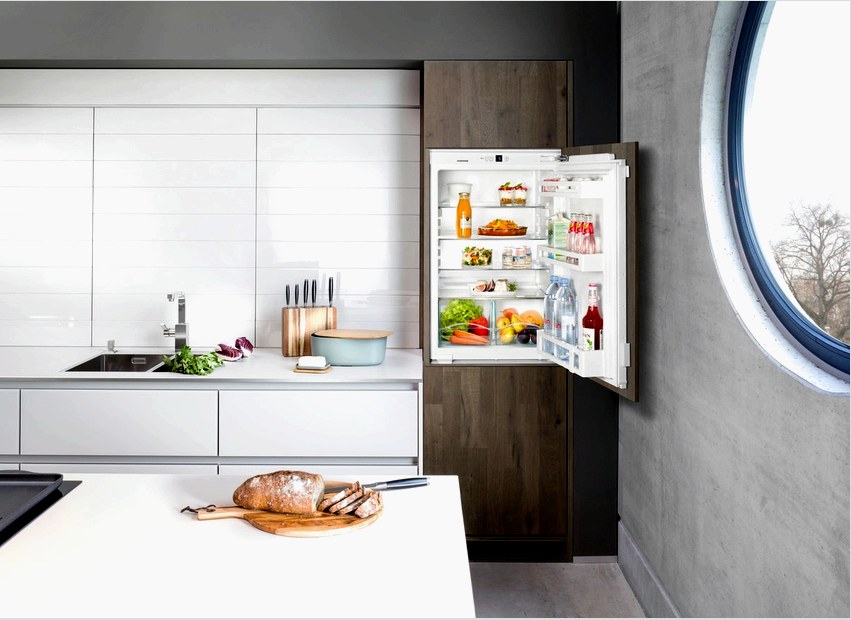 A gyönyörű konyhabelső kialakításához egy univerzális megoldás van - ez egy hűtőszekrény felszerelése a szekrénybe