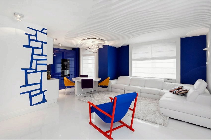 A kék színű háttérkép bármilyen stílusú a lakásban, a többi szín és textúra kombinációjától függően