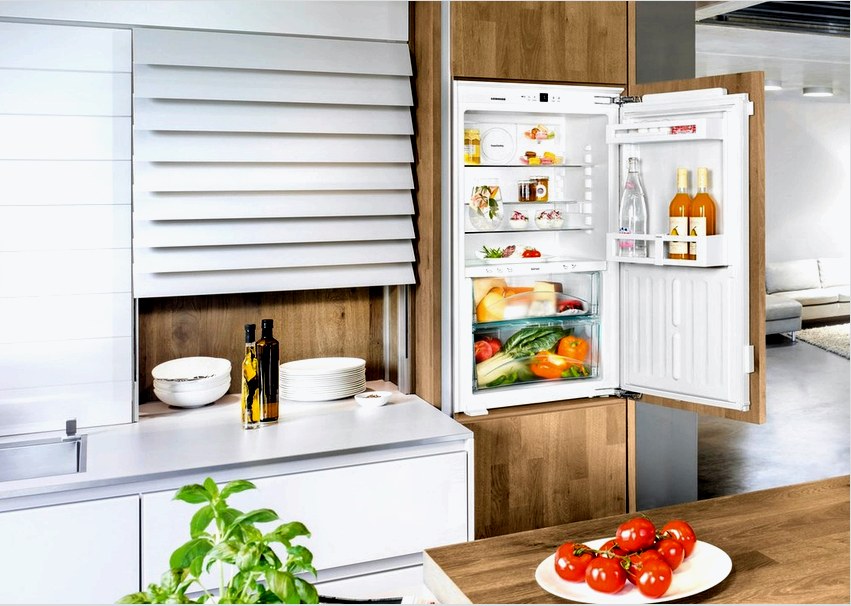 A teljes méretű, kétkamrás Liebherr hűtőszekrény 50-100 ezer rubelt fog fizetni.