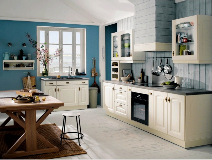 A konyhában a kék háttérképek jól illenek egy fehér vagy bézs színű készlethez
