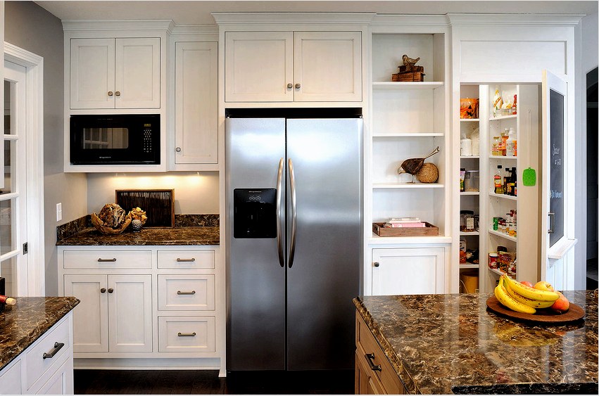 A beépített hűtőszekrény kiválasztásakor nemcsak a méretekre, hanem a készülék műszaki jellemzőire és funkcionalitására is ügyelnie kell.