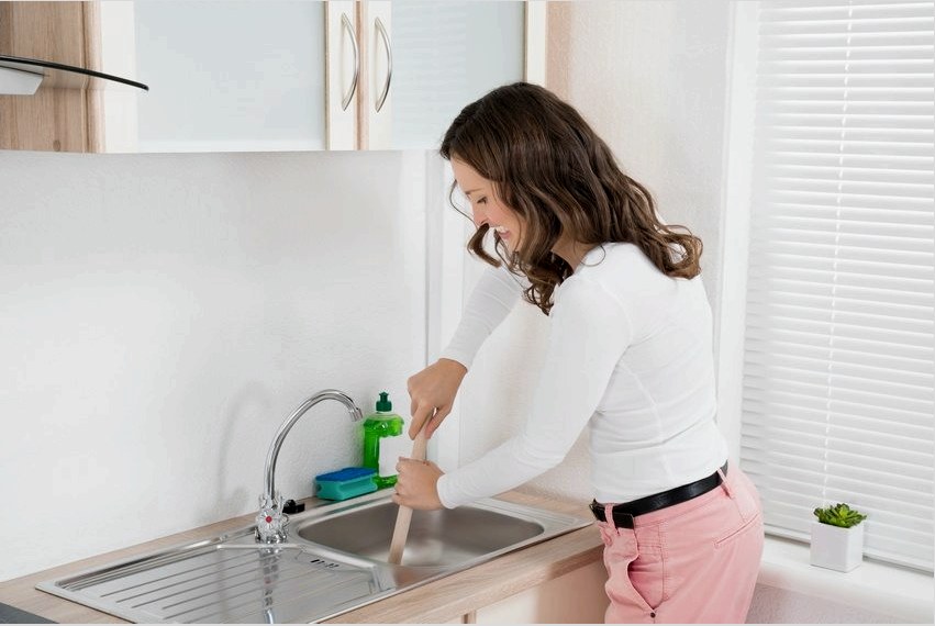 A mosogató szifon tisztítása elsősorban a kialakításától függ