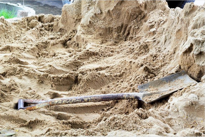 A homok tömegének kiszámításához meg kell ismernie annak mennyiségét és sűrűségét