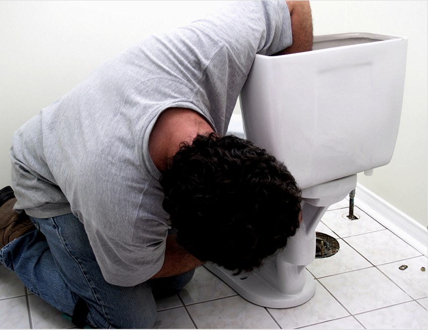 A belső szerelvények eltávolítása után ki kell csavarni a tartályt és a WC-tartót rögzítő csavarokat