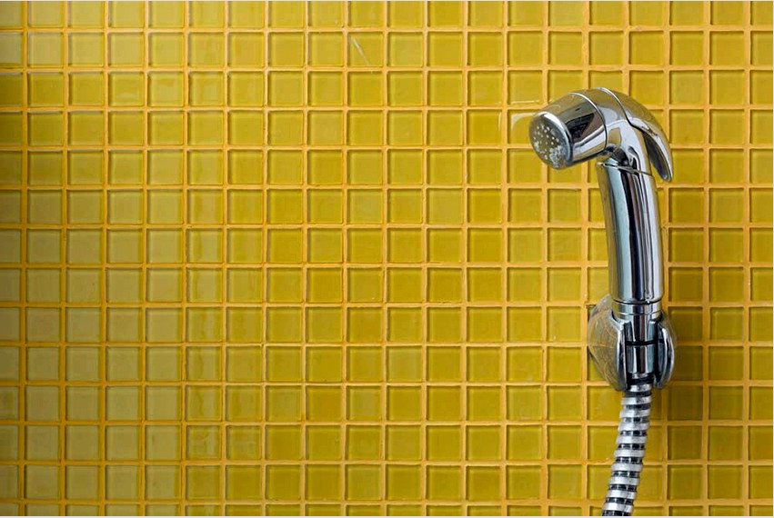 A falra szerelt higiénikus zuhanyt be kell szerelni a javítási szakaszban
