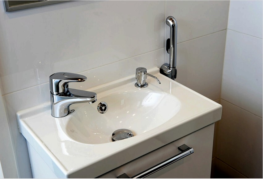A mosogató higiénikus zuhanyát fel lehet szerelni a tálba vagy annak mellé
