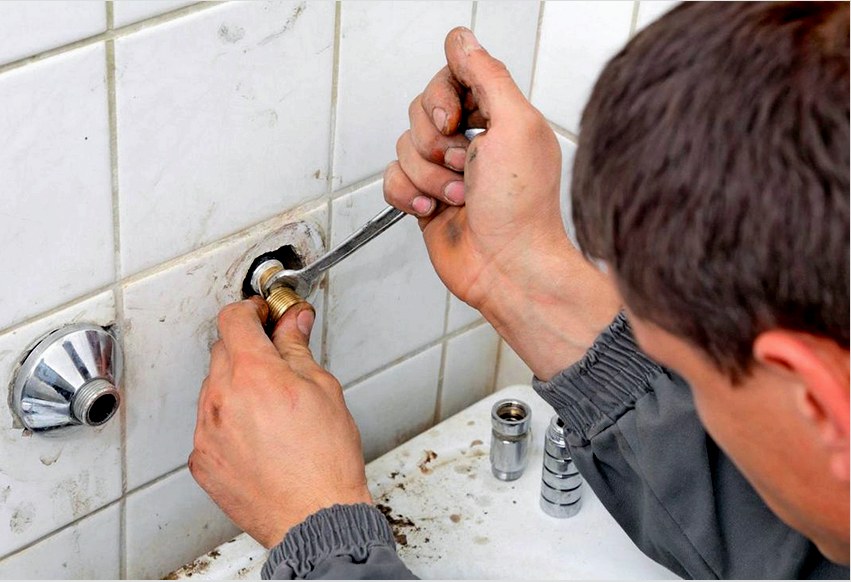 A beépített higiénikus zuhany beszerelése meglehetősen nehézkes feladat