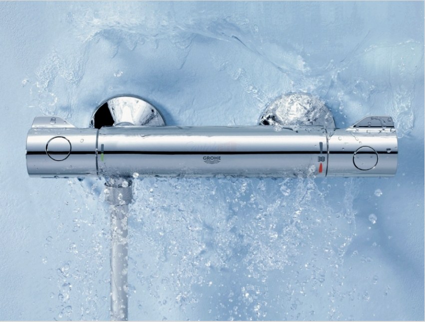 A termosztatikus csaptelep fenntartja a zuhanyvíz hőmérsékletét a fürdő egész területén
