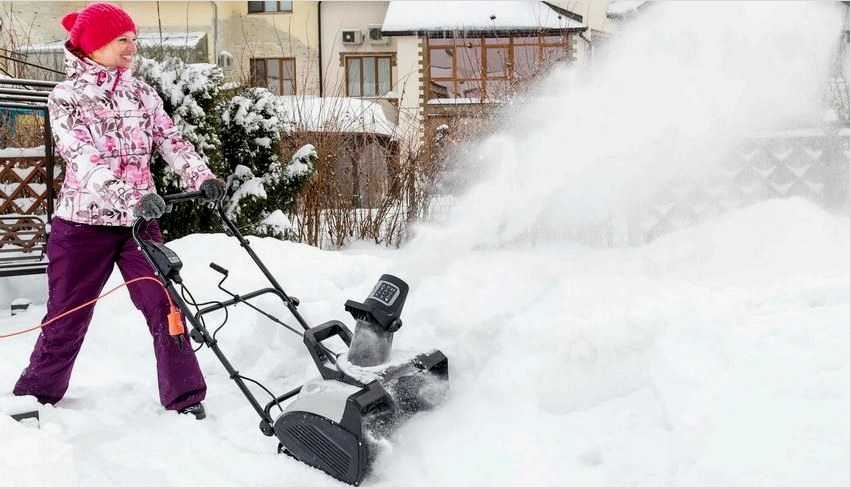 A hálózati meghajtású hófúvók kiválóan alkalmasak kis házak tisztítására
