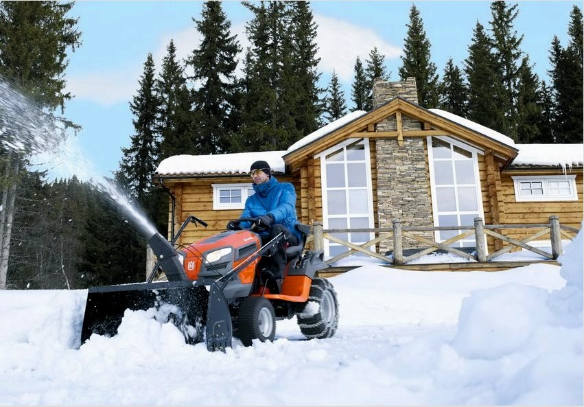 Ezenkívül nagyon kényelmes egy mini traktor használata a hó tisztításához