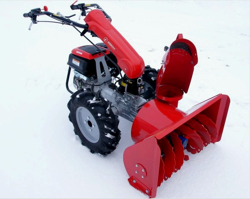 Sétáló traktor kétfokozatú hófúvóval