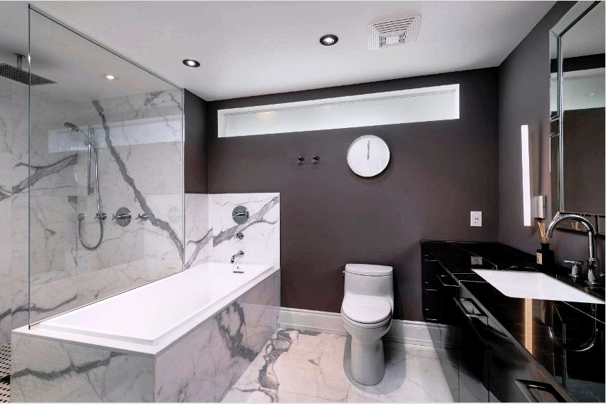 Klasszikus fekete-fehér márvány burkolólap a fürdőszobában
