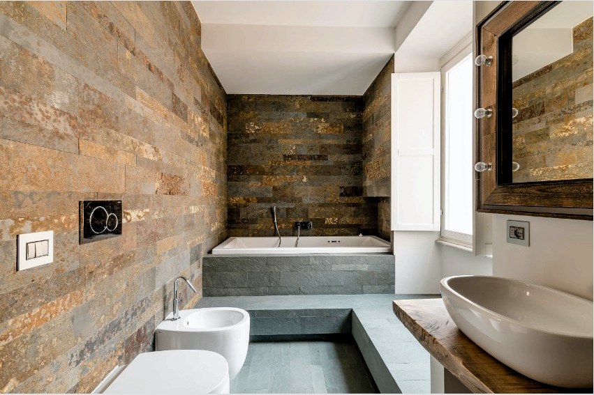 A kombinált fürdőszoba egyszerű, de stílusos faldekorációja adja a szoba varázsa és eredetiségét.