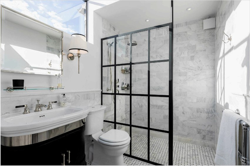 Fürdőszoba - egy meglehetősen korlátozott hely, amelybe be kell helyezni az összes szükséges vízvezeték és bútor