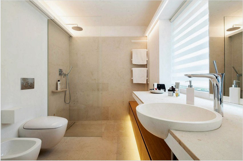 A falak és a mennyezet világos színárnyalatai, amelyek színe megegyezik vagy eltérnek a hangtól, segítenek a fürdőszoba kibővítésében