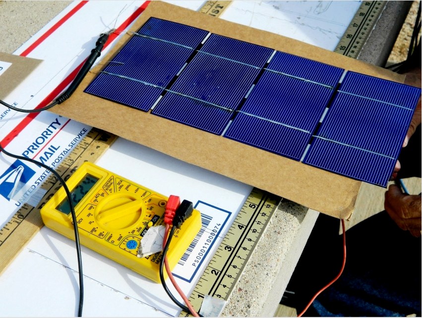 Négy napelem összesen 2V áramot termel