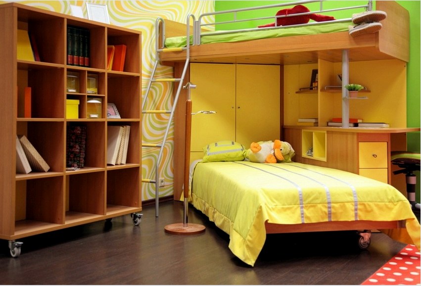 A szekrényekkel és asztallal felszerelt moduláris ágyak ésszerűen használhatják a helyet a gyerekszobában