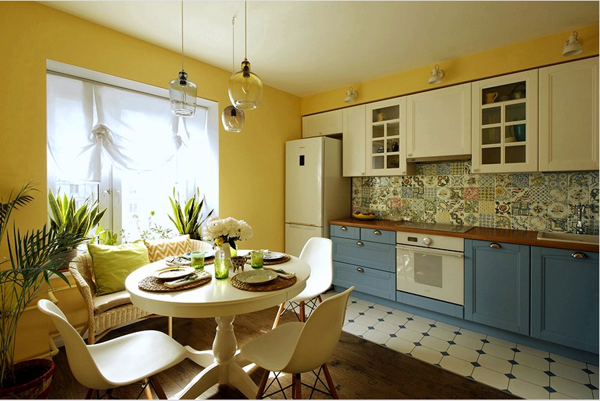 A falak színének kiválasztásakor elsősorban figyelembe kell venni a konyha méreteit