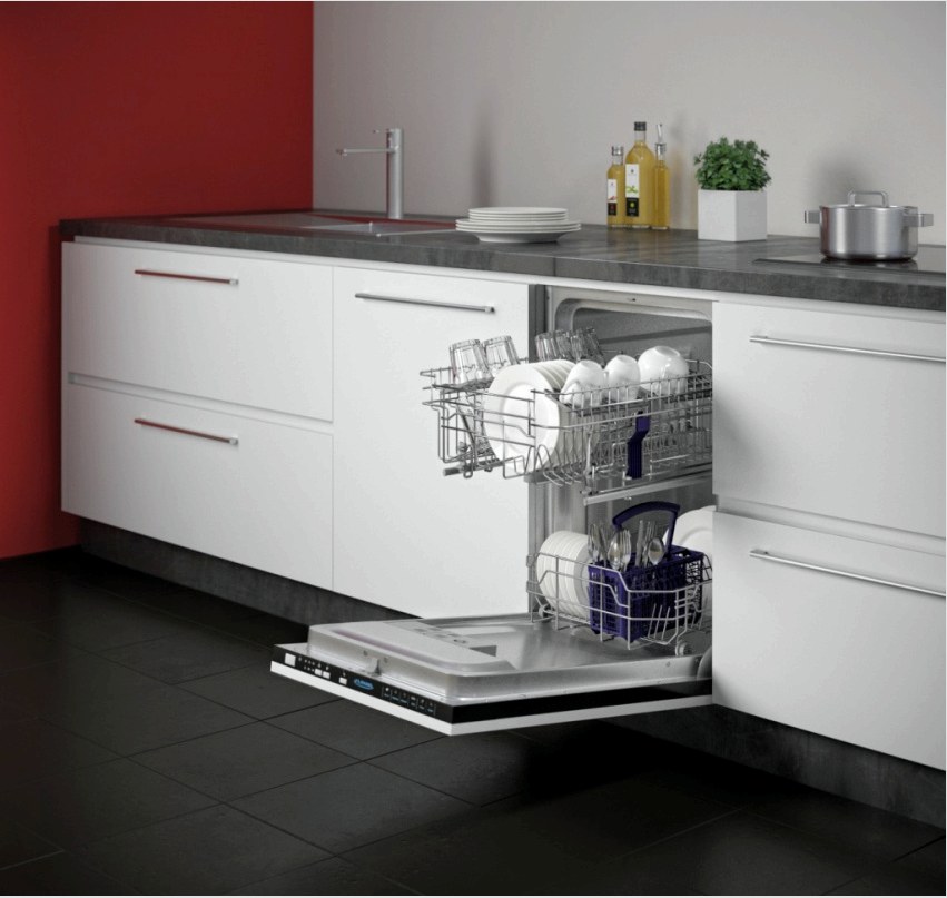 A mosogatógép kicsi, és a konyhában számára fenntartott helyre helyezkedik el