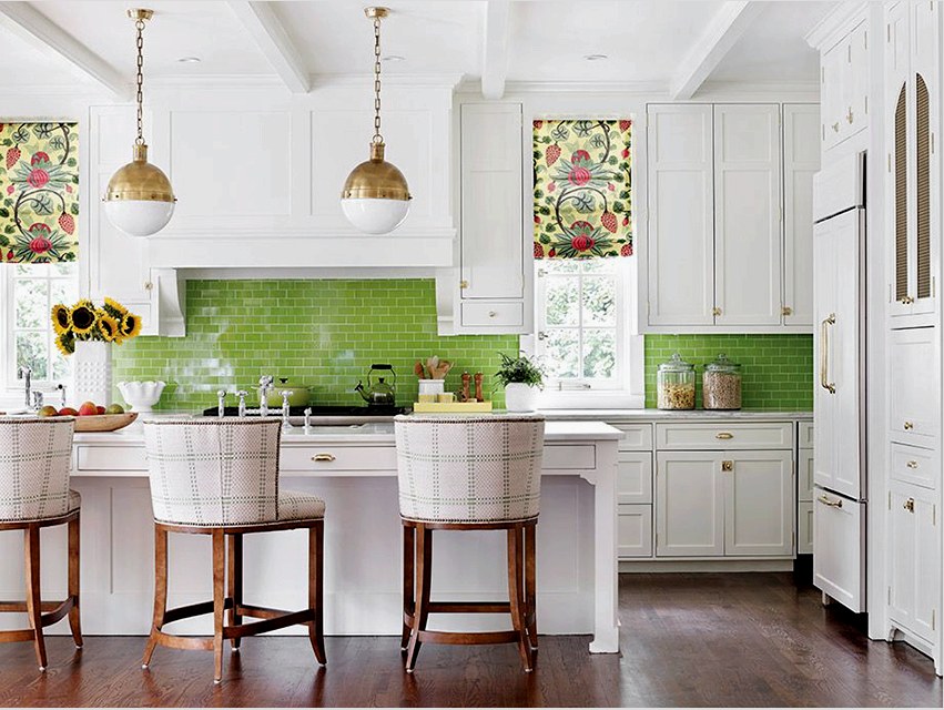A világos színekkel díszített konyha belseje hangulatos és harmonikus.