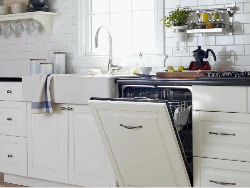 A beépített mosogatógép-modellek a modernitás elemeit adják a konyha belsejének