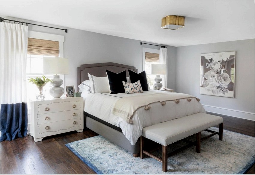 A fehér színű hálószoba minden árnyalattal jól illeszkedik, és a hálószobát vizuálisan tágasá teszi