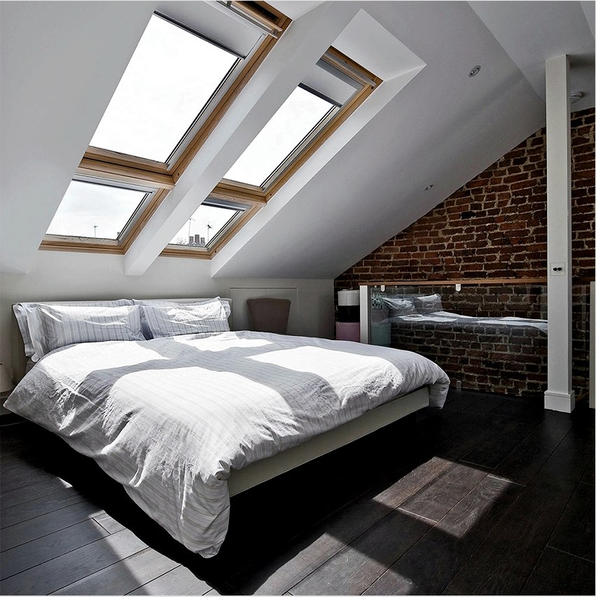 A padláshoz a tetőtéri hálószobában, parketta, csempe vagy beton