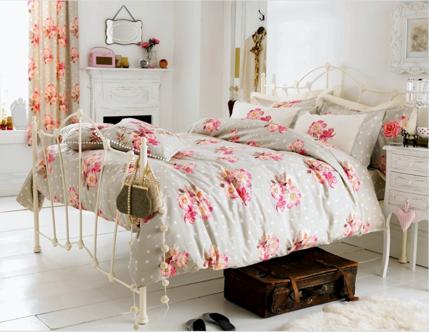 A Provence-stílus a hálószobában rengeteg virágmotívumot von maga után a falon, függönyön, ágyneműn.