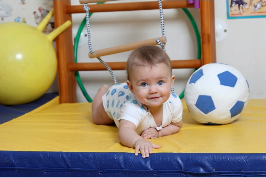 A sport sarok lehetővé teszi a baba számára, hogy már korán is fizikailag fejlődjön