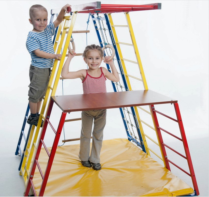 A gyermek véletlen leesése elleni védelme érdekében a játékterületen szőnyeg van felszerelve