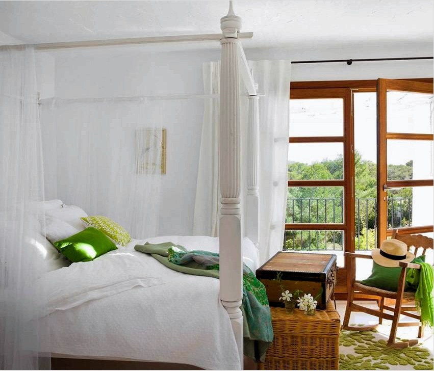 A mediterrán stílusú szoba levegőssége előtetést fog adni a nagy ágy fölé és a könnyű függönyökhöz.