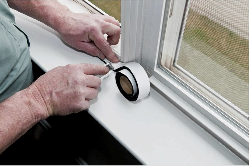 Az ablakpárkány beszerelése után speciális szalaggal további gőzgátlókat készíthet