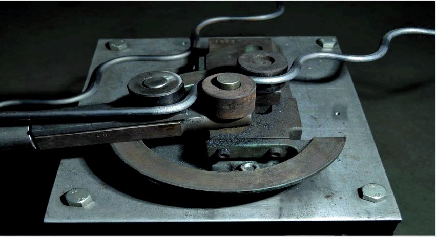 Hidegen kovácsoló gépek: fém elemek összeszerelése és készítése