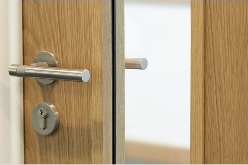 A hőre törő ajtók kiválasztásakor ügyeljen a belső hőszigetelő anyag minőségére és tulajdonságaira