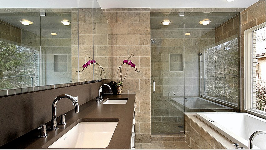A zuhanyozáshoz kényelmes üvegajtó csökkenti a használható területet