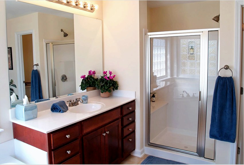 A zuhanyzók legnépszerűbb üvegtípusai az edzett, plexi üveg és a triplex üveg 