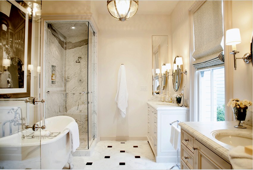 A fürdőszoba belső üvegajtójai elegánsak és organikusak