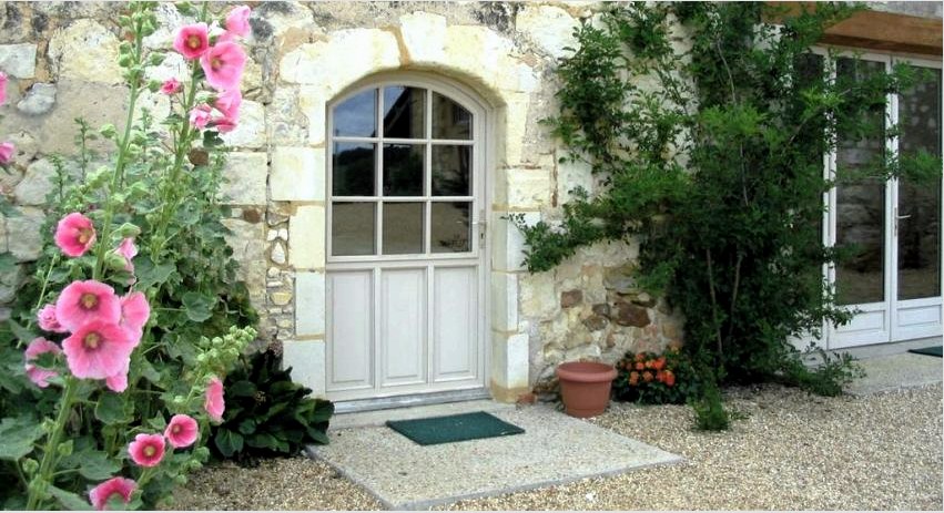 Bejárati ajtó üveggel egy házhoz: példa a tervezésre